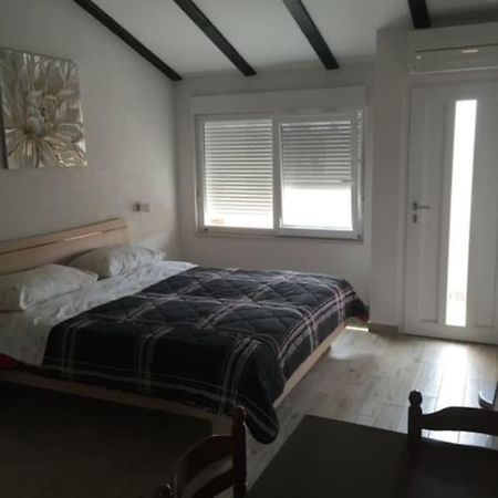Apartment, 200M From Sea Бртонигла Экстерьер фото